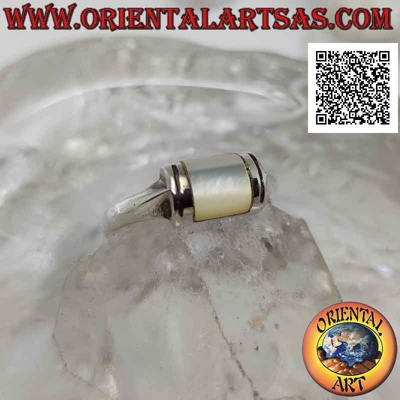 Bague en argent lisse avec demi-cylindre avant avec nacre centrale affleurant le bord