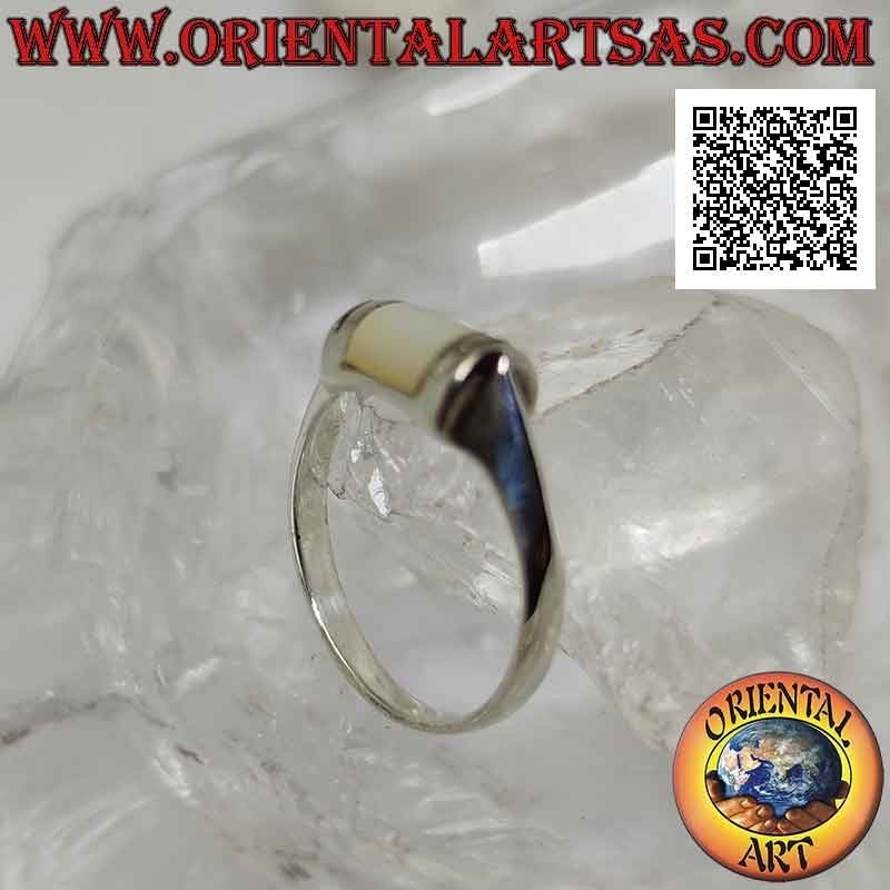 Bague en argent lisse avec demi-cylindre avant avec nacre centrale affleurant le bord