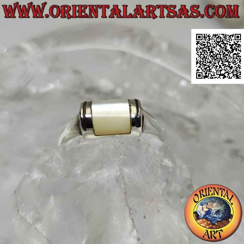 Anillo de plata lisa con semicilindro frontal con nácar central a ras del borde