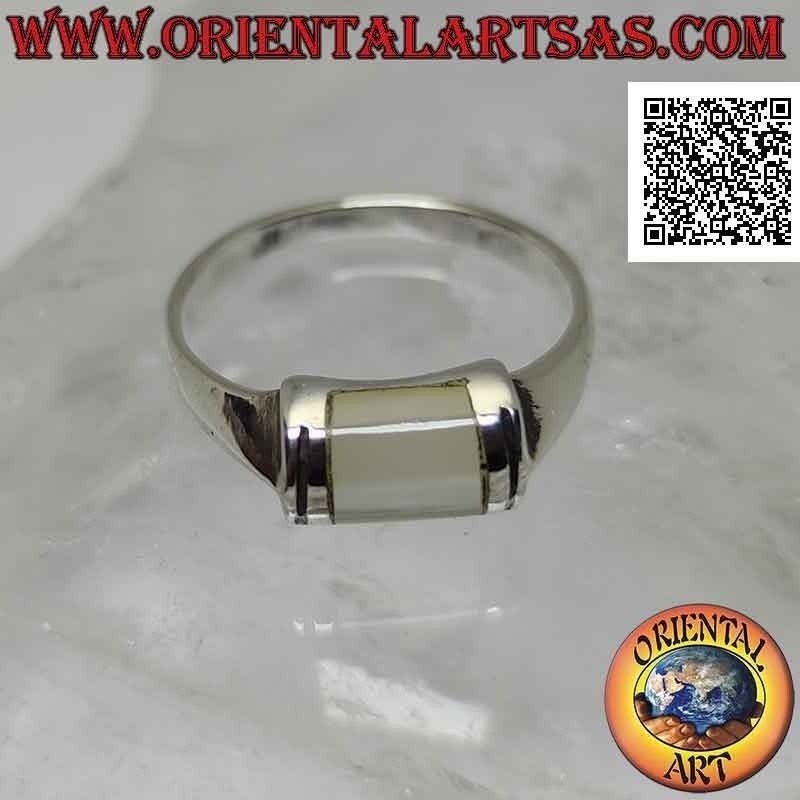 Anillo de plata lisa con semicilindro frontal con nácar central a ras del borde