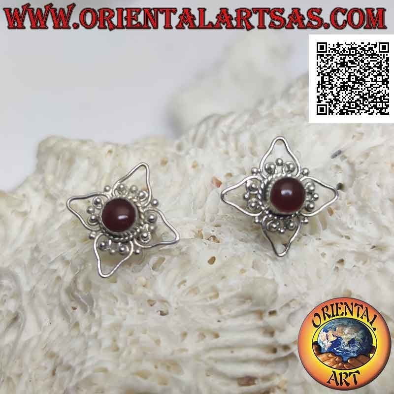 Orecchini in argento da lobo, fiore a quattro petali traforato con corniola tonda cabochon centrale