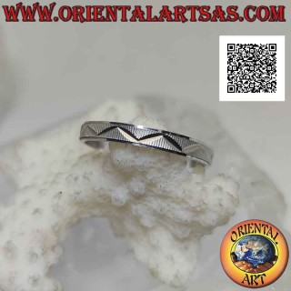 Anillo de plata con banda trabajada, rayas de diamantes con línea discontinua grabada