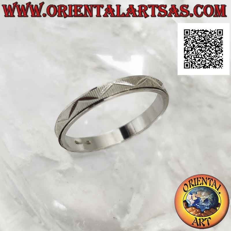 Silver ring with worked band, diamond striped with engraved broken line