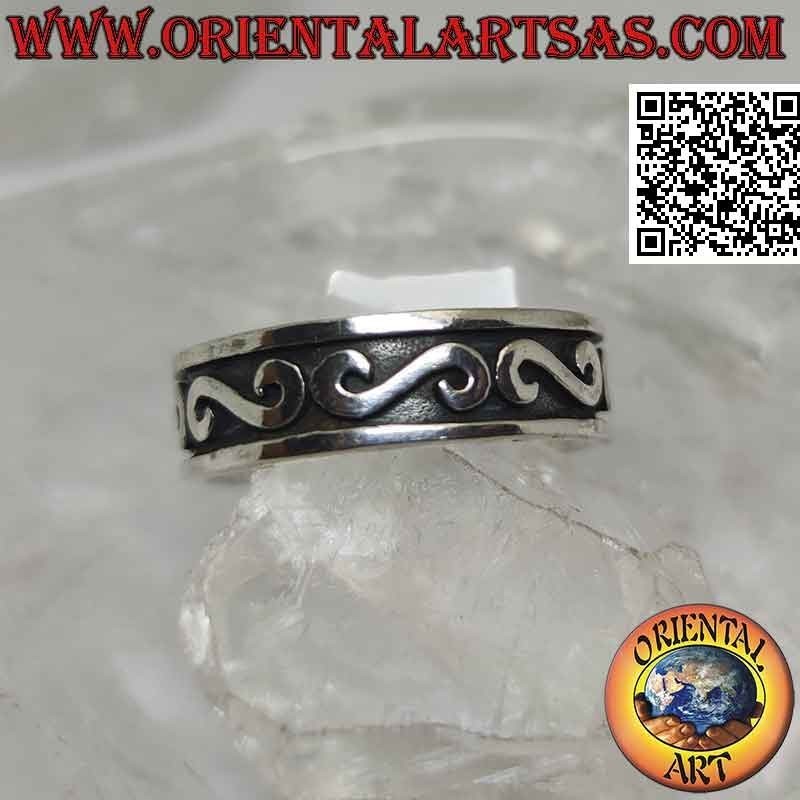 Anello in argento a fascia lavorata, "S" greca massiccia in bassorilievo