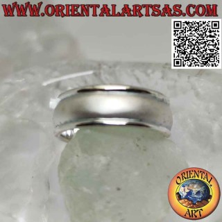 Anello in argento a fascia bombata con parte centrale satinata