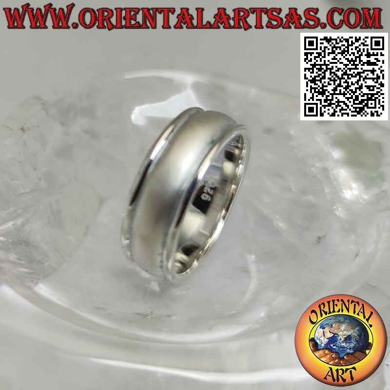 Anillo de plata con banda redondeada con parte central de raso
