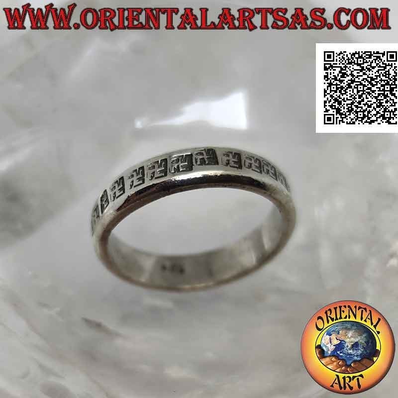 Anello in argento a fascia lavorata con serie di "swasti" induista (croce gammata o uncinata), simbolo benaugurale