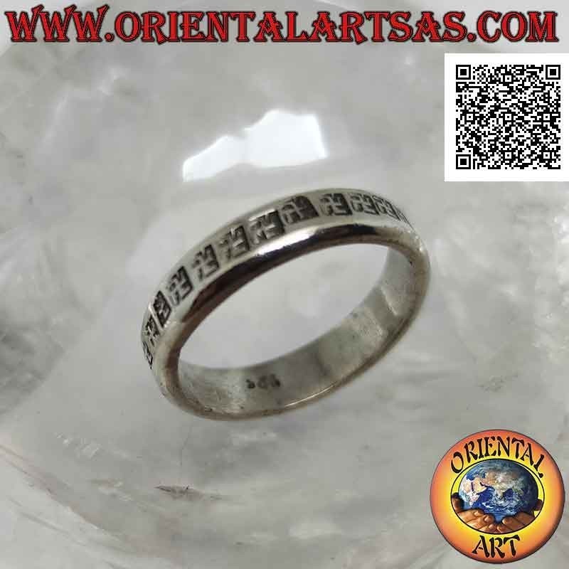 Anello in argento a fascia lavorata con serie di "swasti" induista (croce gammata o uncinata), simbolo benaugurale