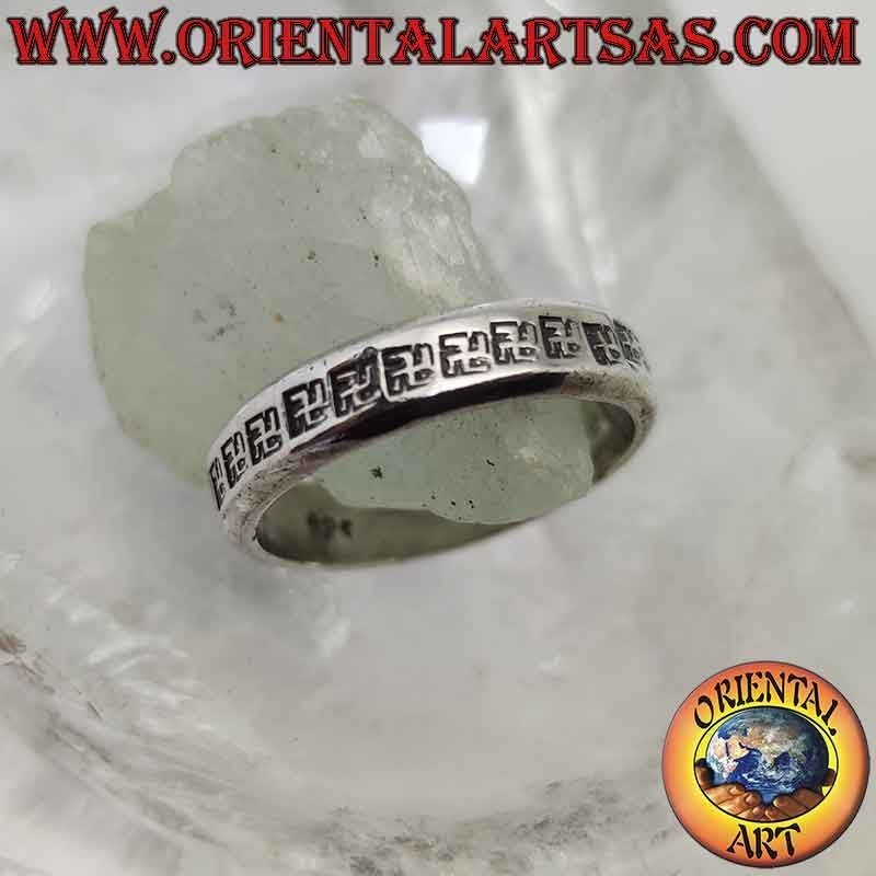 Anello in argento a fascia lavorata con serie di "swasti" induista (croce gammata o uncinata), simbolo benaugurale