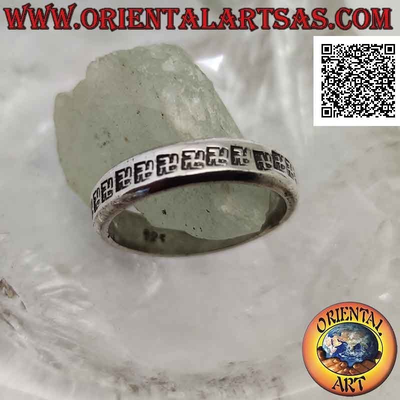 Anillo de plata trabajado con una serie de "swasti" hindúes (gammata o cruz en forma de gancho), símbolo auspicioso