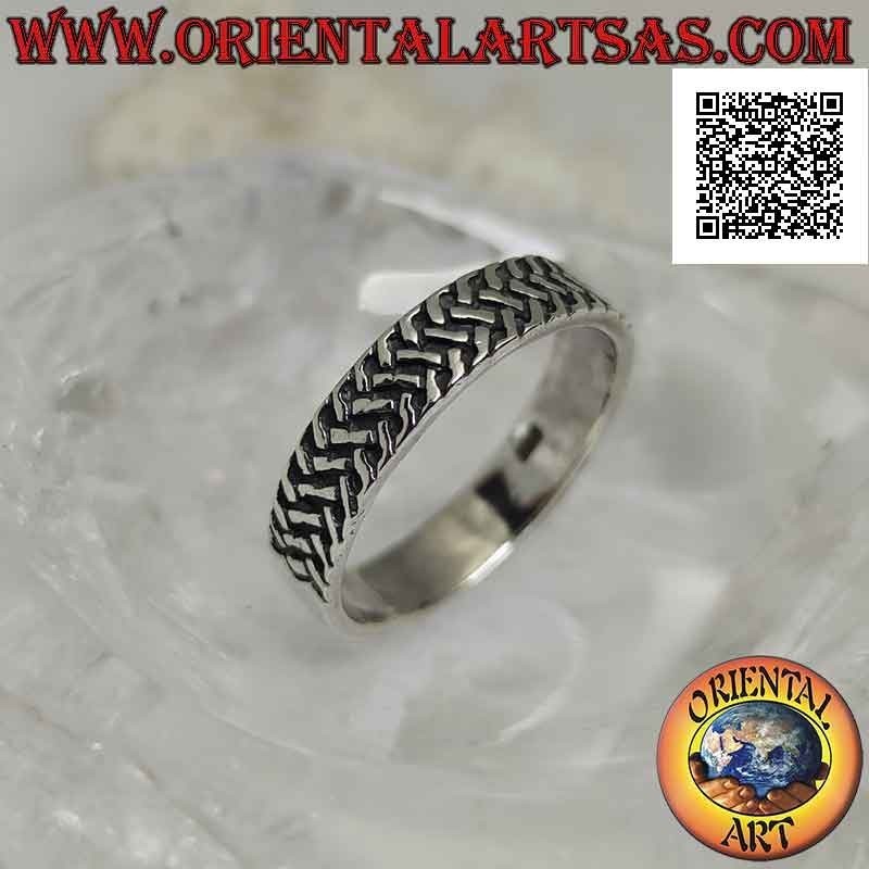 Bague en argent avec bande travaillée avec trois rangées de segments obliques entrelacés