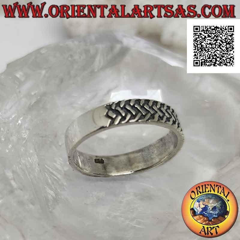 Bague en argent avec bande travaillée avec trois rangées de segments obliques entrelacés