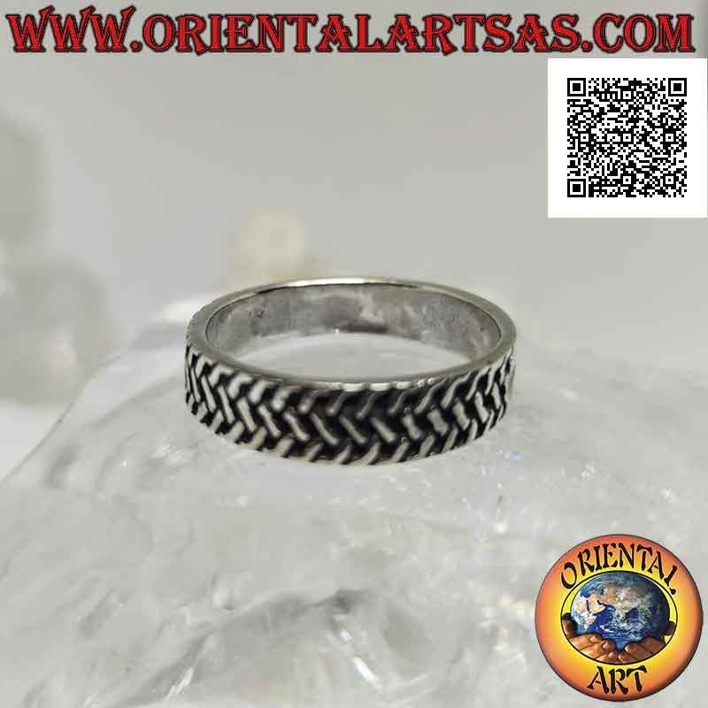 Bague en argent avec bande travaillée avec trois rangées de segments obliques entrelacés