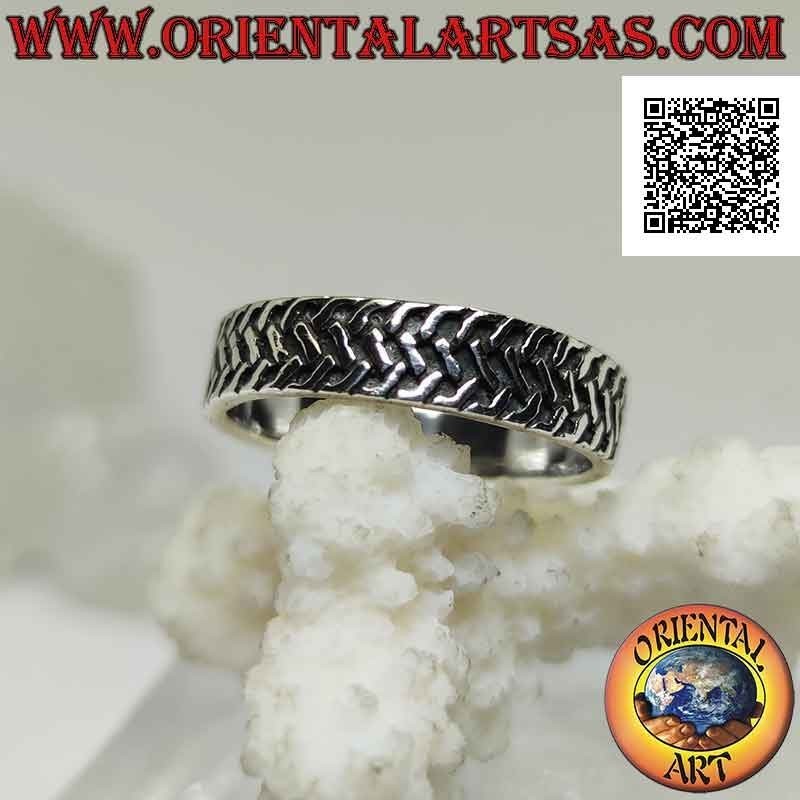 Anillo de plata con banda trabajada con tres filas de segmentos oblicuos entrelazados