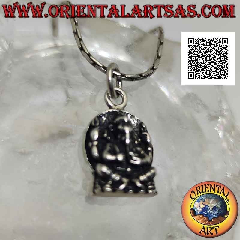 Ciondolo in argento, statua di Ganesha o Ganesh (Dio elefante) su fondo tondo