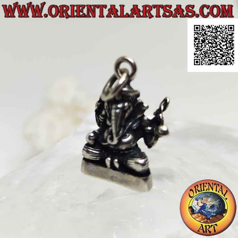 Colgante de plata, estatua de Ganesha o Ganesh (dios elefante) en el altar liso