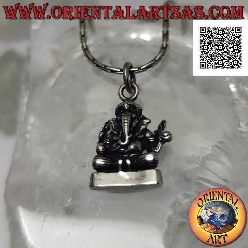 Colgante de plata, estatua de Ganesha o Ganesh (dios elefante) en el altar liso