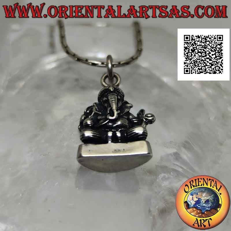 Ciondolo in argento, statua di Ganesha o Ganesh (Dio elefante) sull'altare liscio