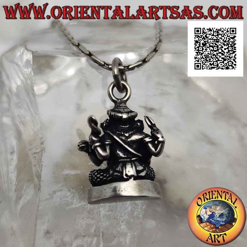 Ciondolo in argento, statua di Ganesha o Ganesh (Dio elefante) sull'altare liscio