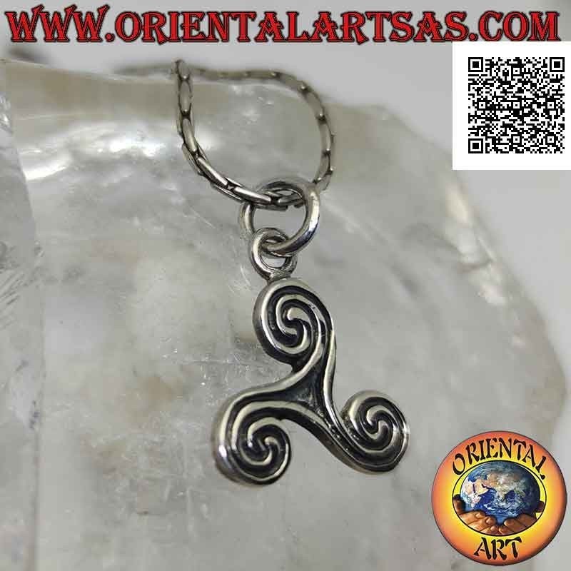 Colgante de plata en forma de triskele triskell triskel con terminaciones en espiral