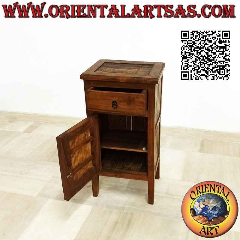 Comodino con cassetto e anta a due ripiani in legno di teak e bambù
