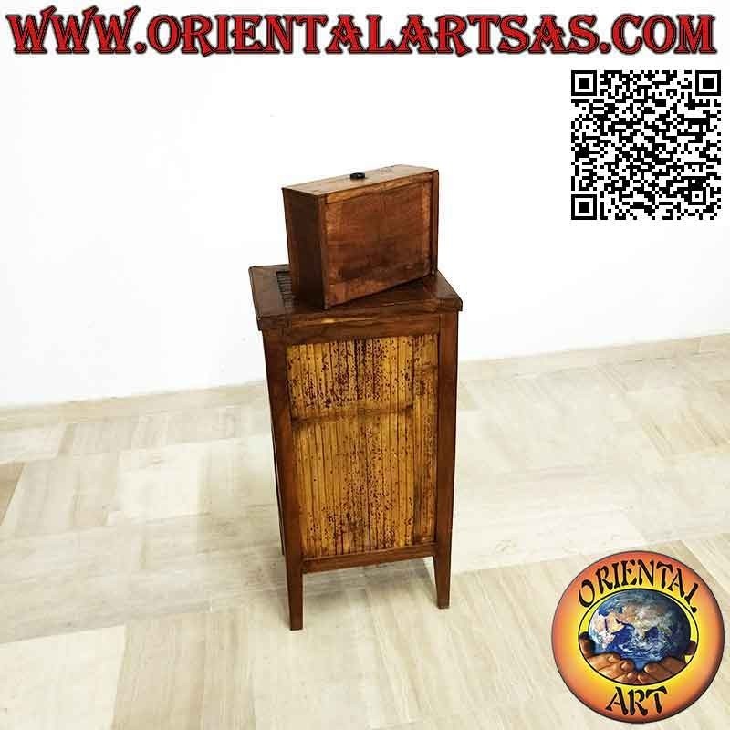 Comodino con cassetto e anta a due ripiani in legno di teak e bambù