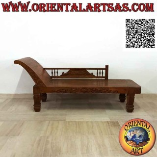 Sofá de triclinio de estilo imperial con decoraciones talladas y lateral (izquierda) en madera de teca