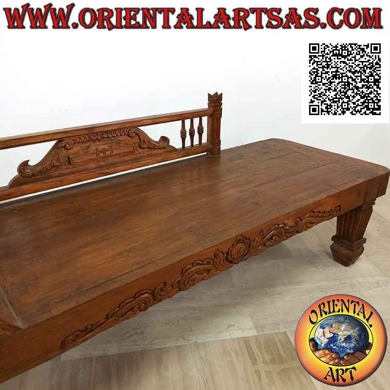 Sofá de triclinio de estilo imperial con decoraciones talladas y lateral (izquierda) en madera de teca