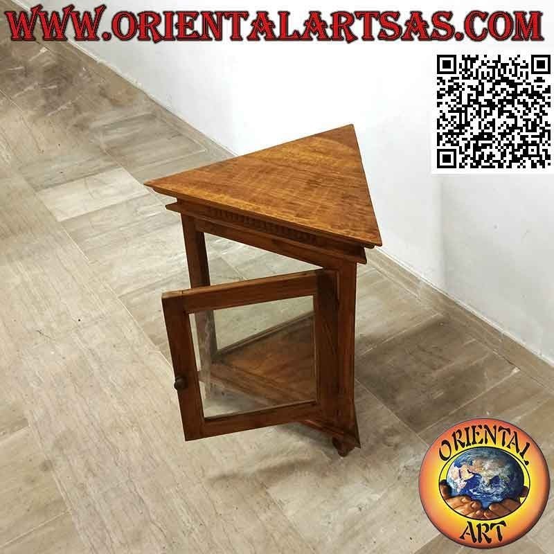 Vitrina triangular con decoración de columnas de madera de teca