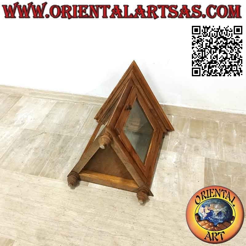 Vitrina triangular con decoración de columnas de madera de teca