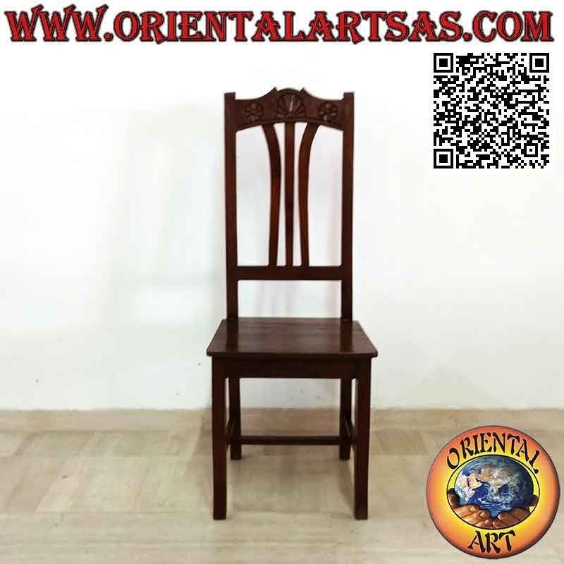 Silla maciza de respaldo alto con tallado superior en madera de teca