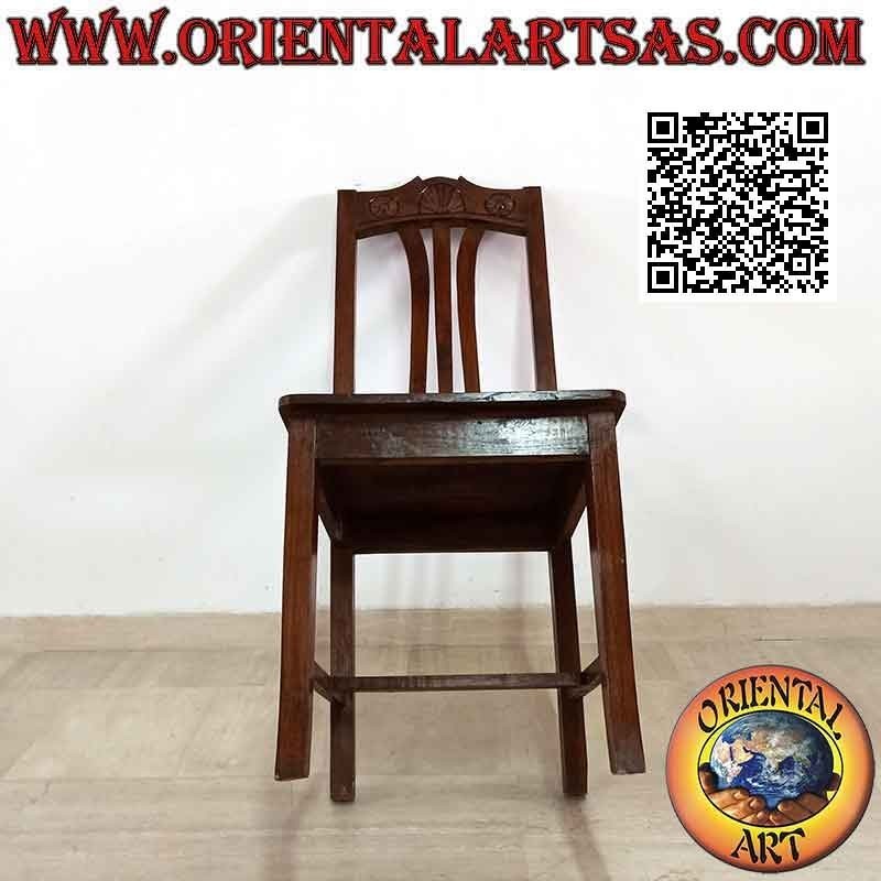 Silla maciza de respaldo alto con tallado superior en madera de teca
