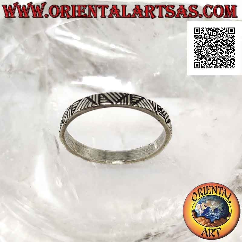 Bague en argent avec bande travaillée, décor de lignes multidirectionnelles sculptées