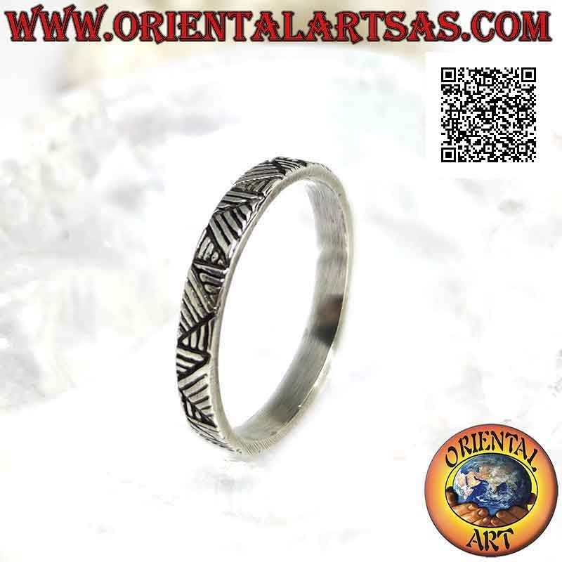 Anillo de plata con banda trabajada, decoración de líneas multidireccionales talladas