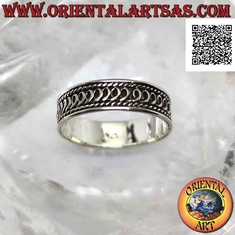 Anello in argento a fascia lavorata, serie infinita di "e" corsivo in bassorilievo