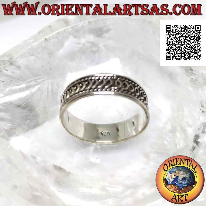 Anillo de plata con banda trabajada, serie infinita de "y" cursiva en bajorrelieve