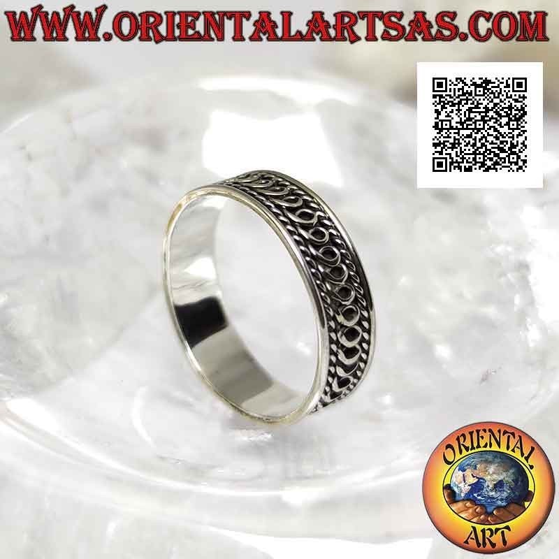 Anillo de plata con banda trabajada, serie infinita de "y" cursiva en bajorrelieve