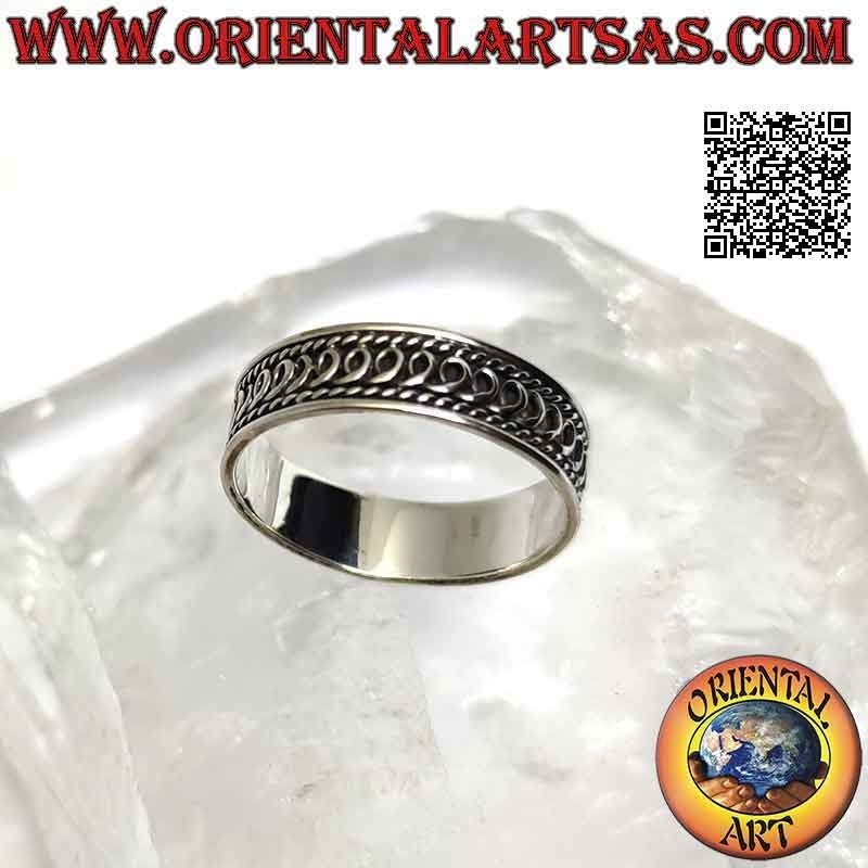 Bague en argent avec bande travaillée, série infinie de "et" italiques en bas-relief
