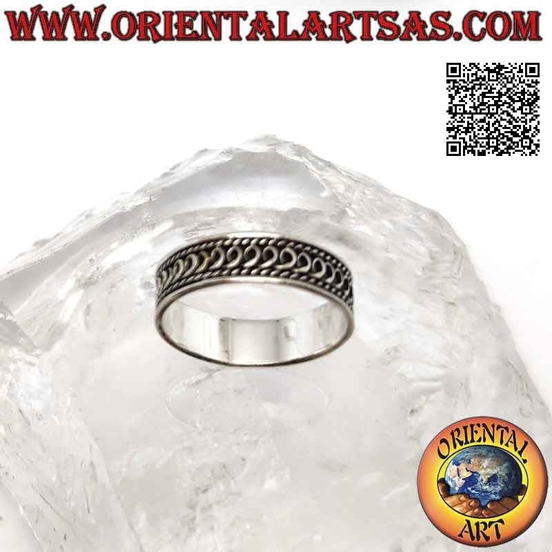 Bague en argent avec bande travaillée, série infinie de "et" italiques en bas-relief