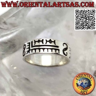Anillo de plata con banda trabajada, decoración geométrica grabada entre "S"