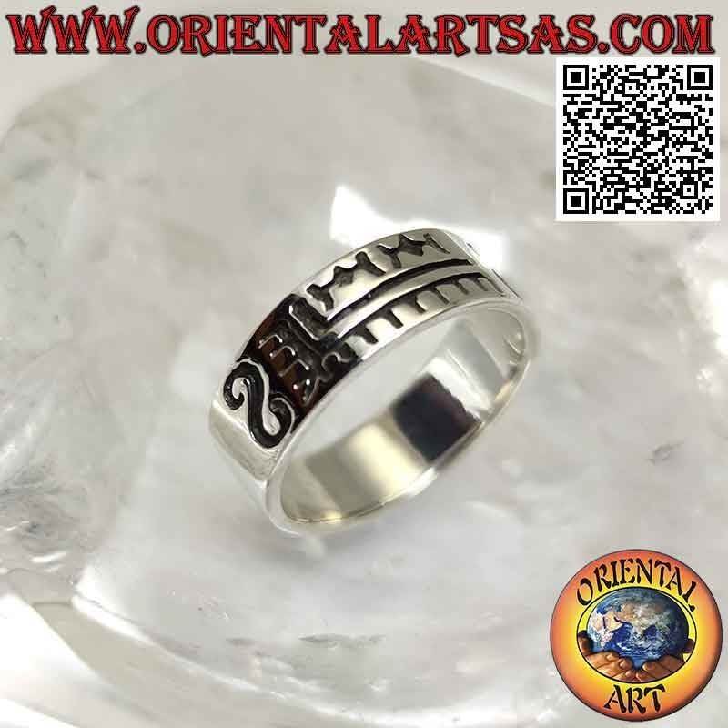 Anillo de plata con banda trabajada, decoración geométrica grabada entre "S"