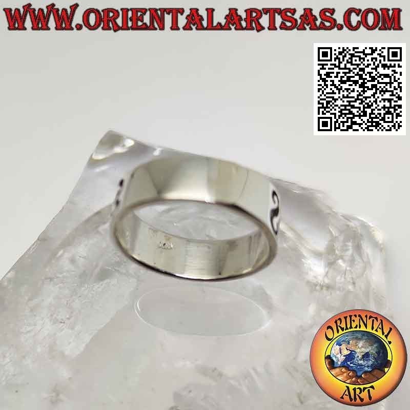 Anillo de plata con banda trabajada, decoración geométrica grabada entre "S"