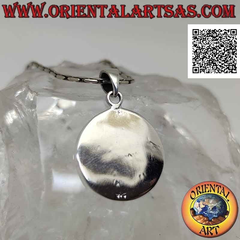 Colgante de plata, medalla redonda con ojo de Ra / Horus en bajorrelieve rodeado de jeroglíficos (18 mm Ø)