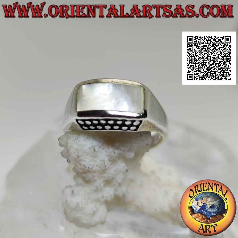 Anello in argento liscio con madreperla rettangolare orizzontale curva e puntini sopra e sotto