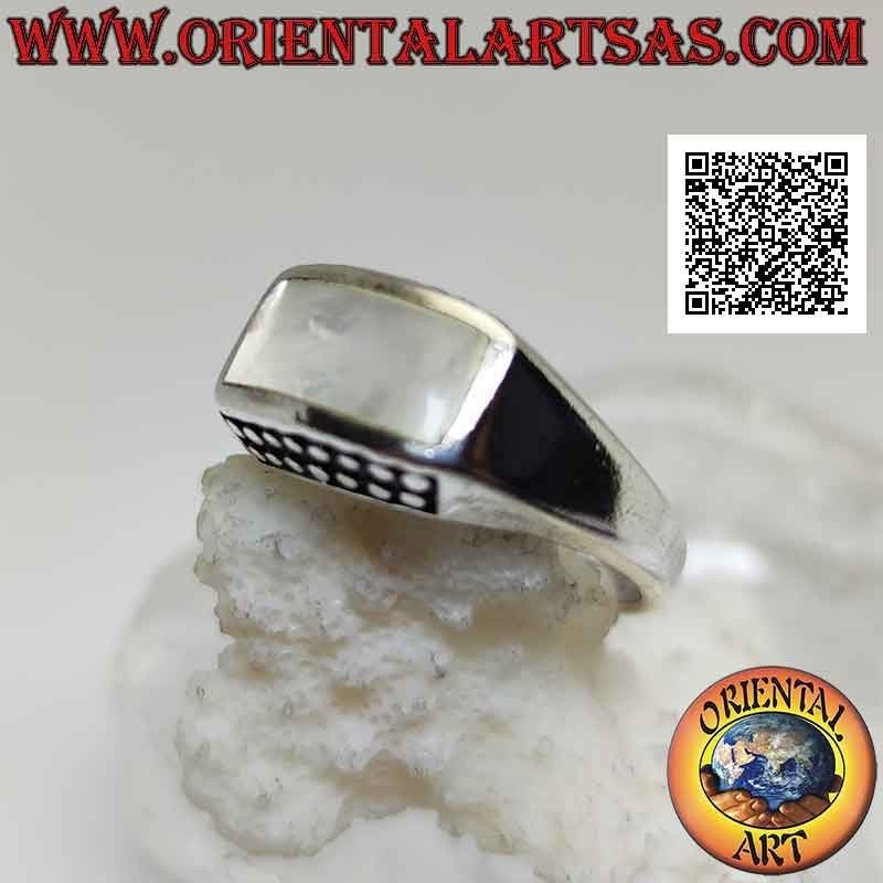 Anello in argento liscio con madreperla rettangolare orizzontale curva e puntini sopra e sotto