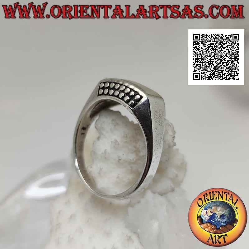 Anillo de plata lisa con nácar rectangular horizontal curvado y puntos arriba y abajo