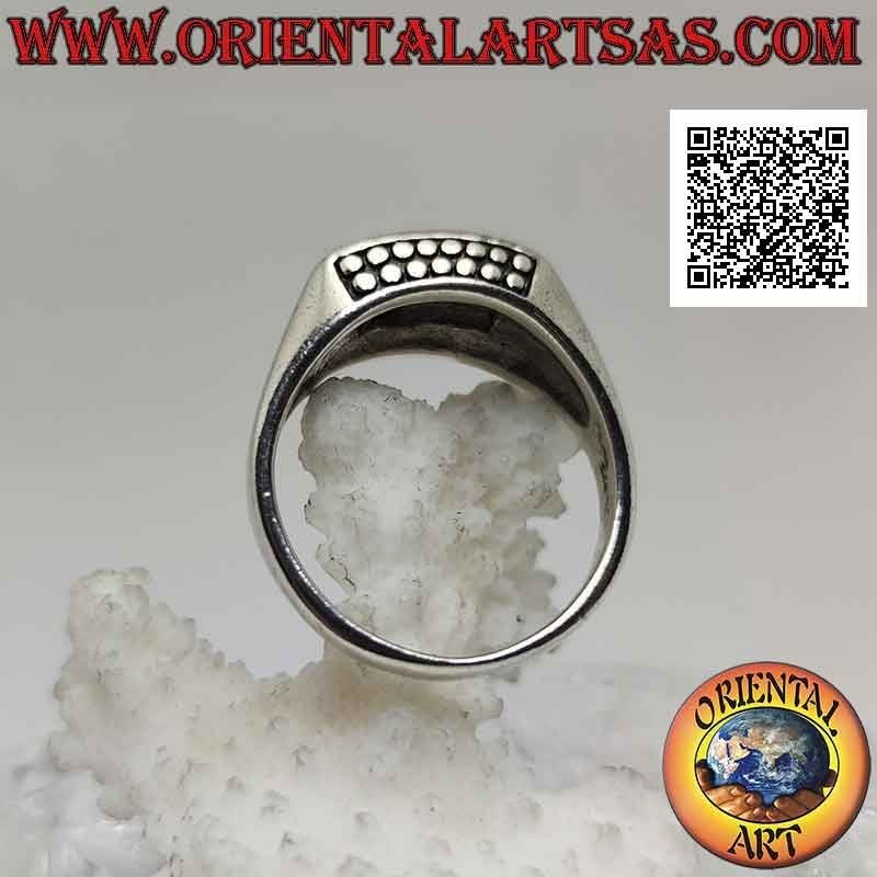 Anillo de plata lisa con nácar rectangular horizontal curvado y puntos arriba y abajo