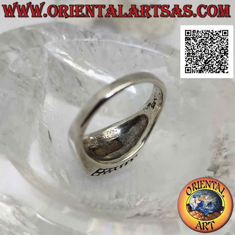 Anillo de plata lisa con nácar rectangular horizontal curvado y puntos arriba y abajo