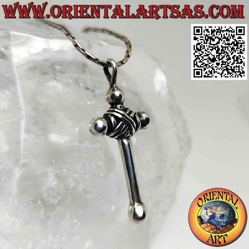 Pendentif en argent, bordé de croix latine nouée au centre