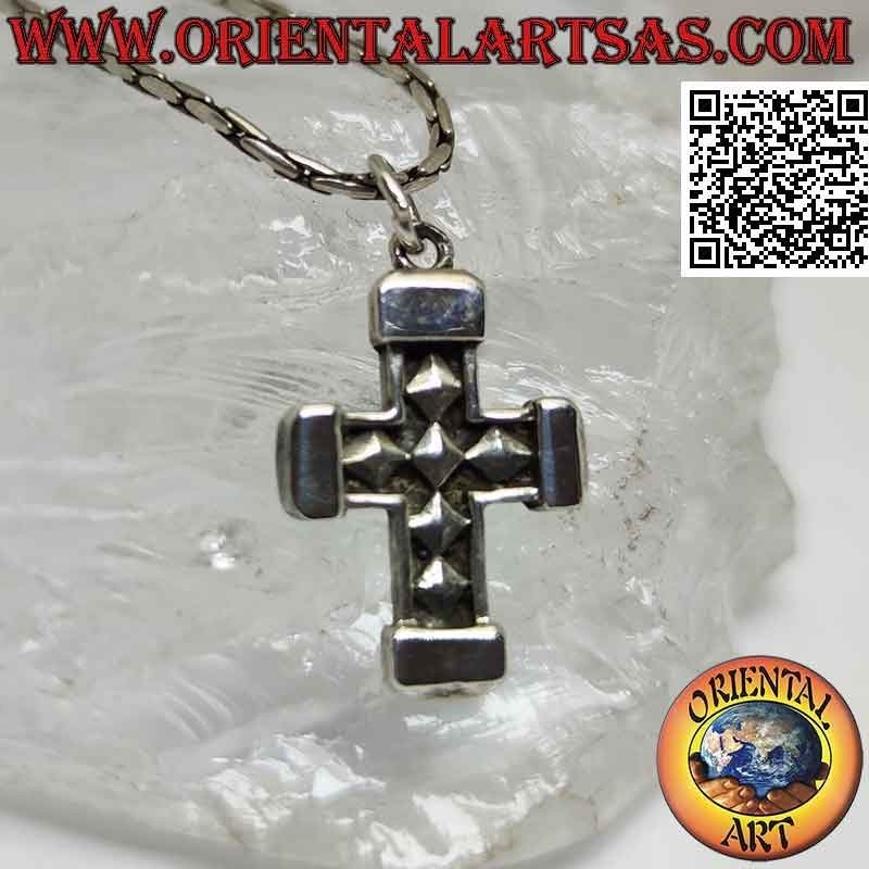 Colgante de plata, cruz heráldica realzada con rombos en bajorrelieve